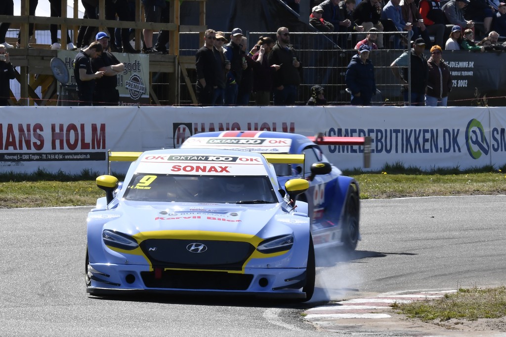 Lasse Poulsen holdt længe føringen i første heat på Padborg Park
(Foto: Morten Kimer Hansen)